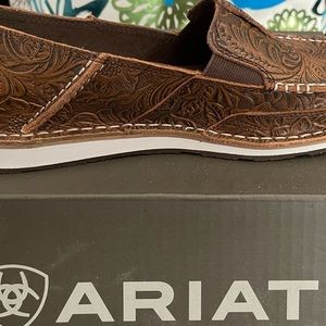 Brand New Women’s Ariats